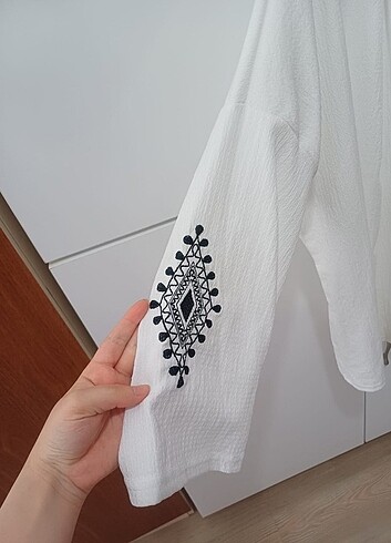 kol kısmı nakış işlemeli beyaz kimono