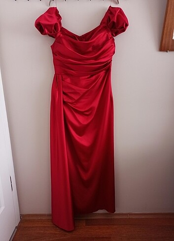 Kırmızı saten kuyruklu abiye elbise