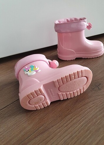 22 Beden pembe Renk Bot yeni gibi 