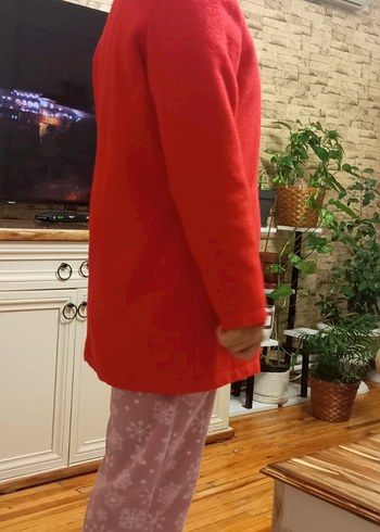 Kırmızı Düğmeli Kadın Kaban - Görsel 3