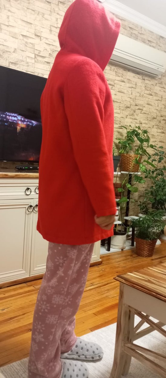 Kırmızı Düğmeli Kadın Kaban - Görsel 3