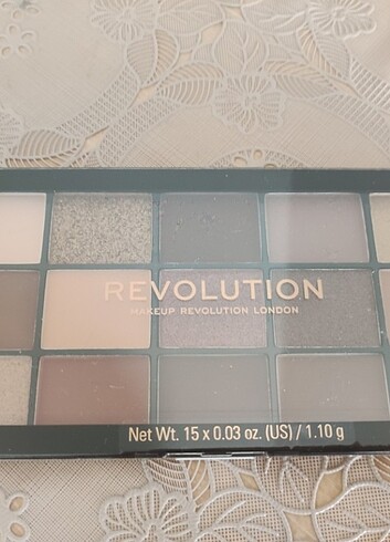 Revolution Revolution Reloaded Vevlet Rose 15li Far Paleti