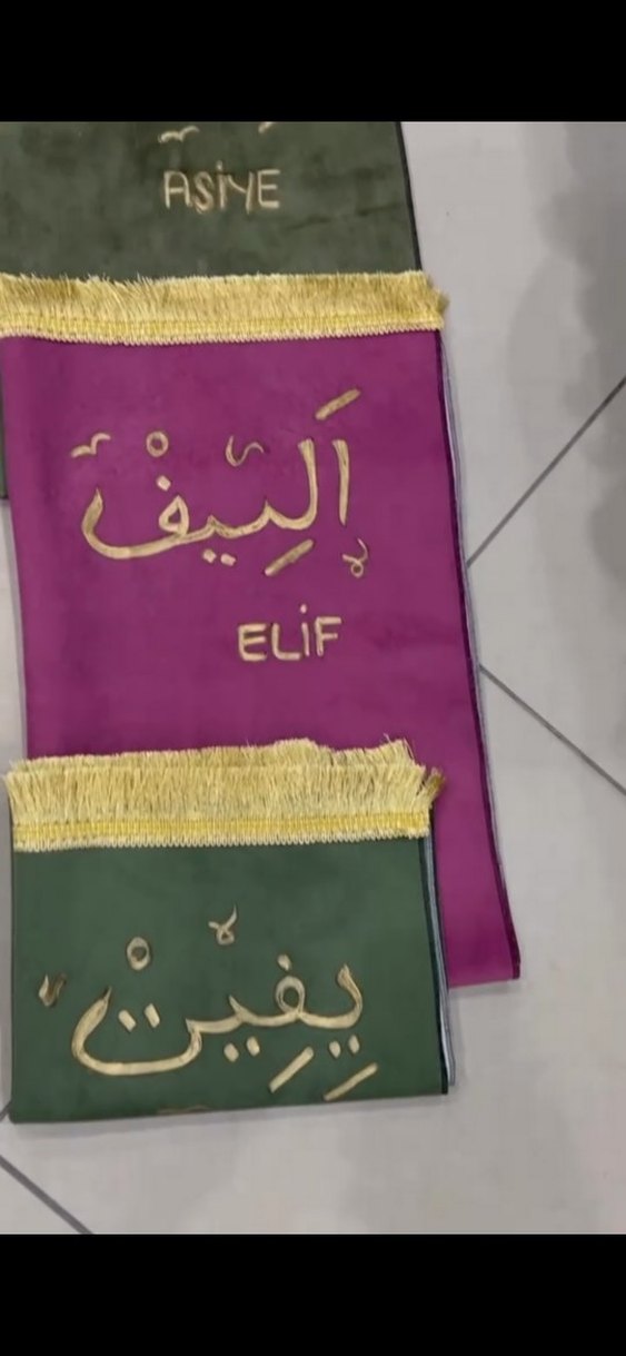 Medine'den Özel İsimli Seccade Nakışlı  Her Renk Mevcut - Görsel 2