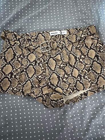 bershka yilan derisi desenli mini sort
