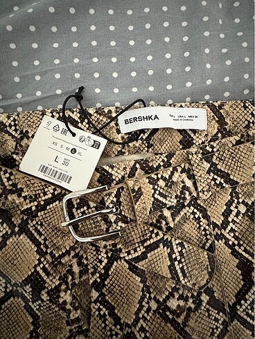 l Beden bershka yilan derisi desenli mini sort