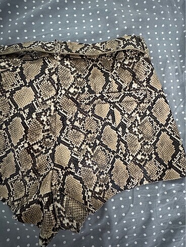 Bershka bershka yilan derisi desenli mini sort