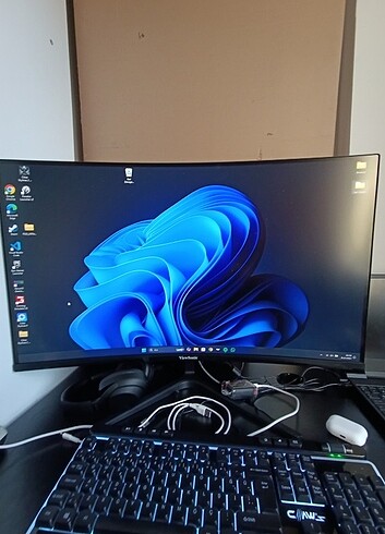 31.5 inç full HD curved monitör