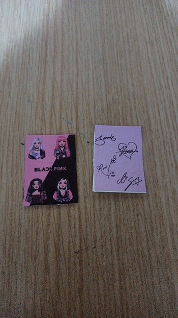  Beden Blackpink ikili sticker biri imza biri 4 üyeden oluşur 