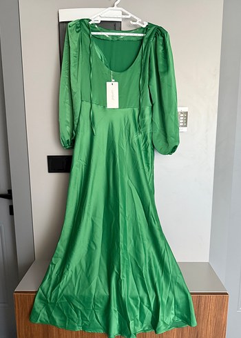 Uzun Yeşil Saten Kadın Elbise - Görsel 2