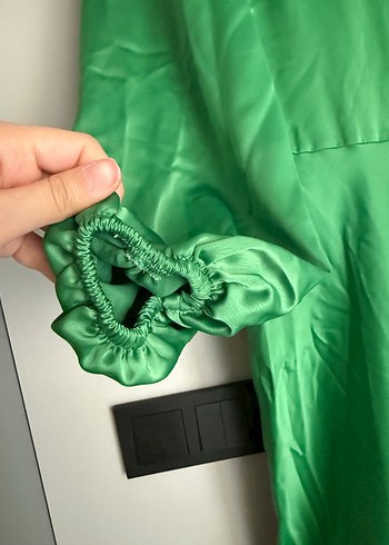 Uzun Yeşil Saten Kadın Elbise - Görsel 4