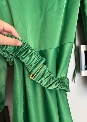 Uzun Yeşil Saten Kadın Elbise - Görsel 3