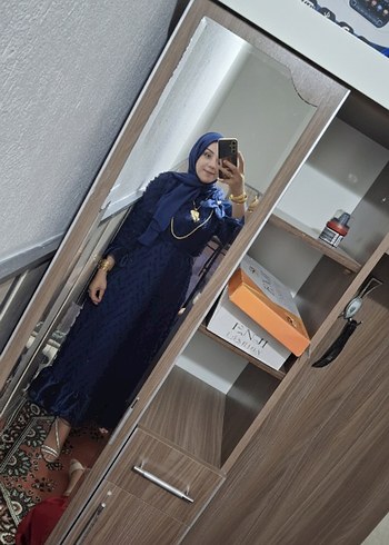 Uzun Kollu Nakışlı Lacivert Elbise 1 kez giyildi - Görsel 2