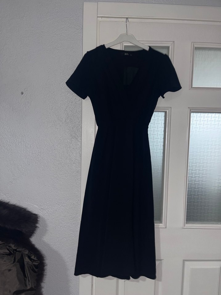 Kısa Kollu Siyah V Yaka Uzun Elbise - Görsel 2