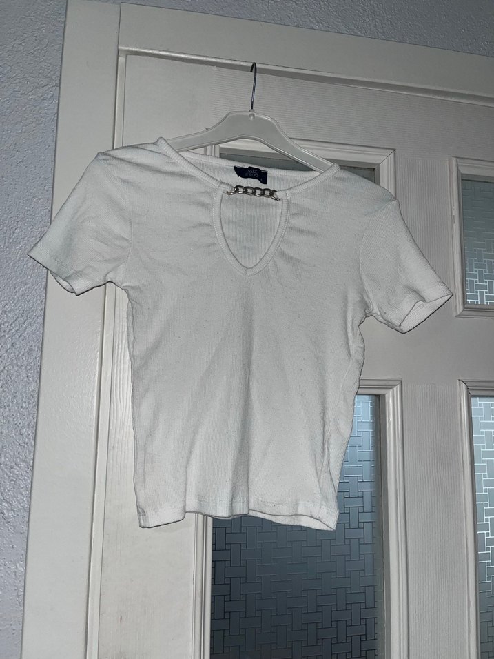 V Yaka Beyaz Pamuklu Kadın Tişört - Görsel 3