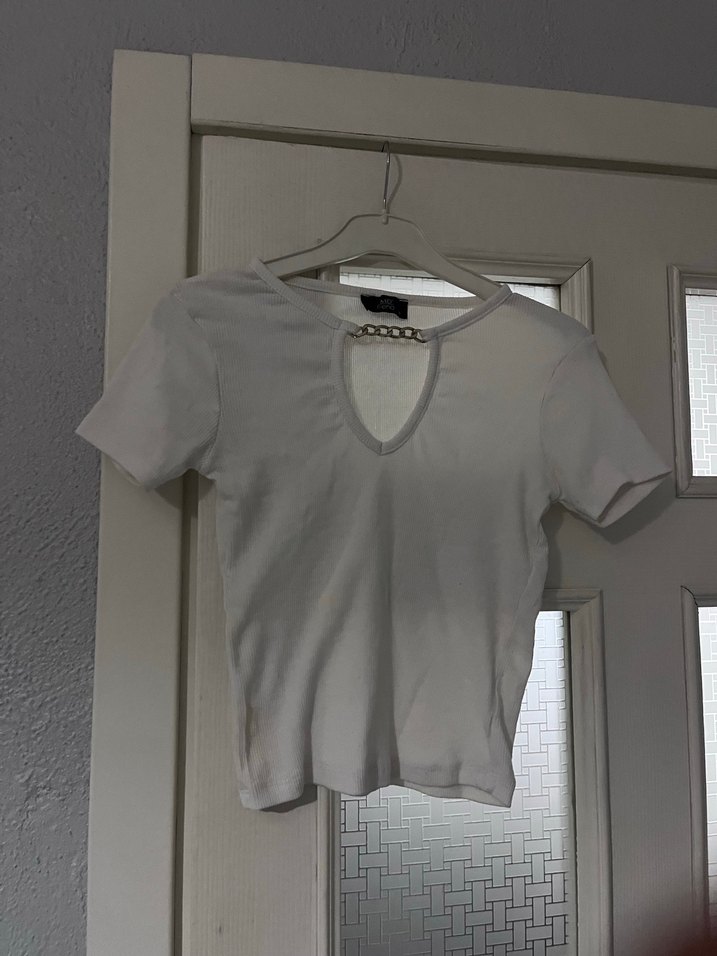 V Yaka Beyaz Pamuklu Kadın Tişört - Görsel 2