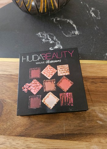 Huda BeautyBej Tonlarında Göz Farı Paleti