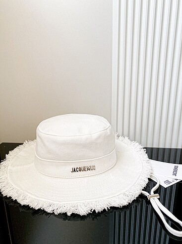 Jacquemus şapka