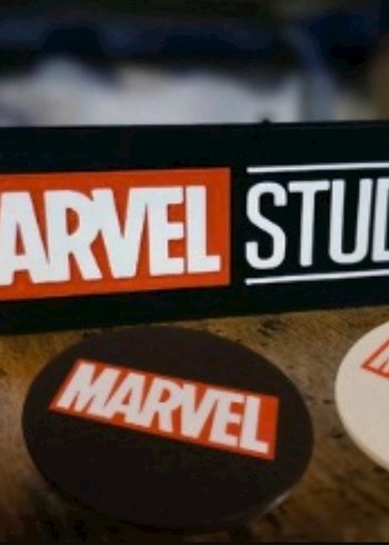 Marvel Studios Logo Temalı stand + 2 bardak altlığı
