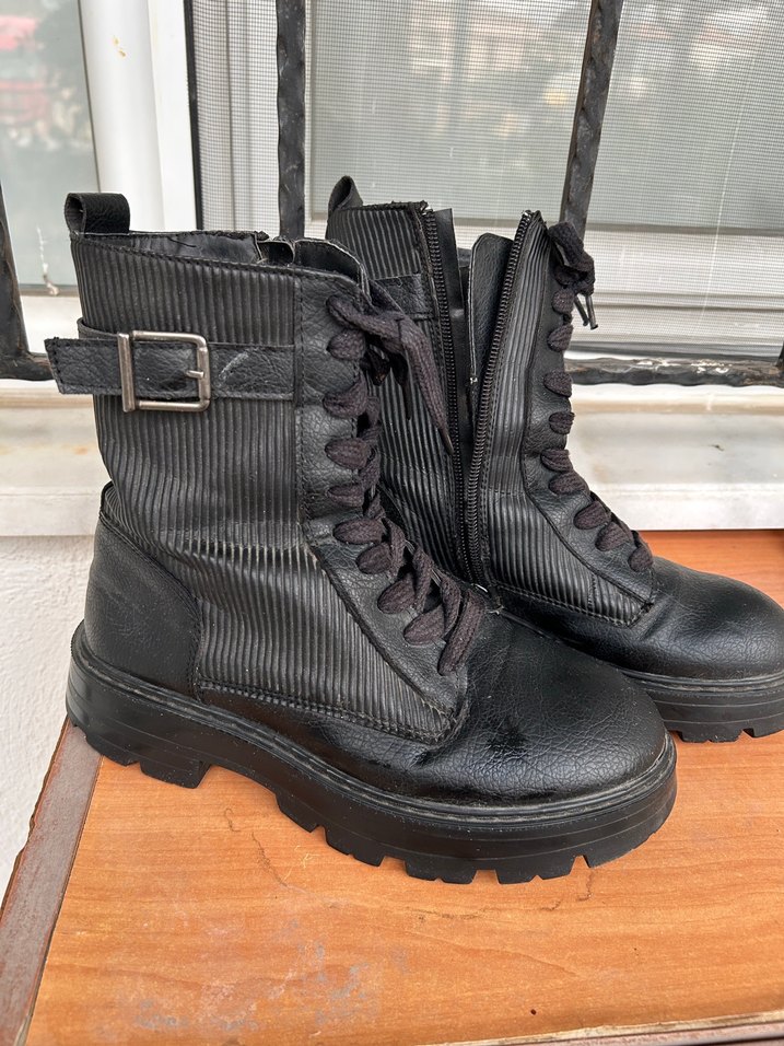 Siyah Deri Tokalı Punk Tarzı Kadın Bot - Görsel 2