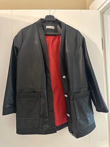 Siyah kırmızı astarlı suni deri ceket