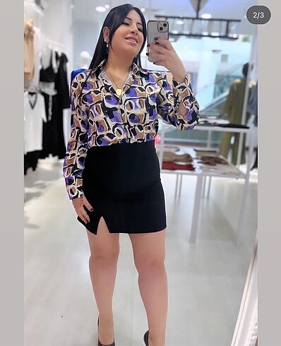 Siyah yırtmaçlı mini etek
