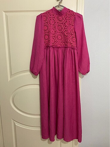 Pembe elbise