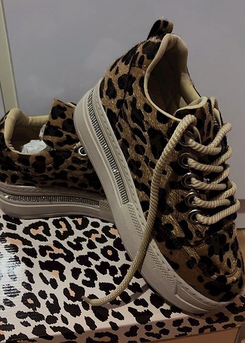 Leopar Desenli Spor Ayakkabı - Görsel 4
