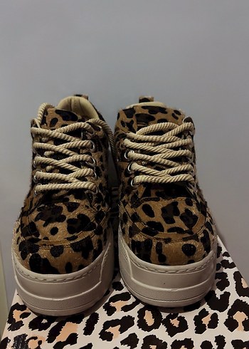 Leopar Desenli Spor Ayakkabı - Görsel 2