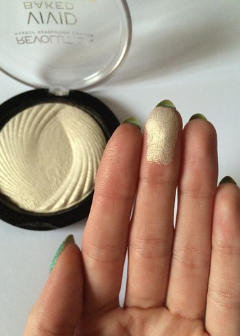 Beden Makeup Revolution Vivid Baked Golden Lights Aydınlatıcı