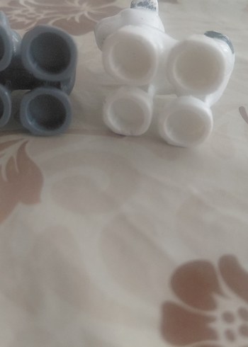 Gri ve Beyaz Mini Köpek Figürleri