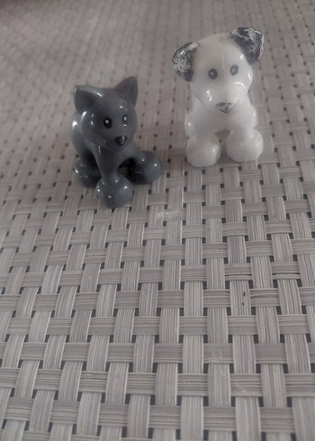 Gri ve Beyaz Mini Köpek Figürleri