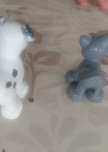 Beden Gri ve Beyaz Mini Köpek Figürleri