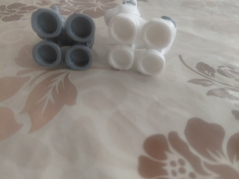 Gri ve Beyaz Mini Köpek Figürleri - Görsel 2