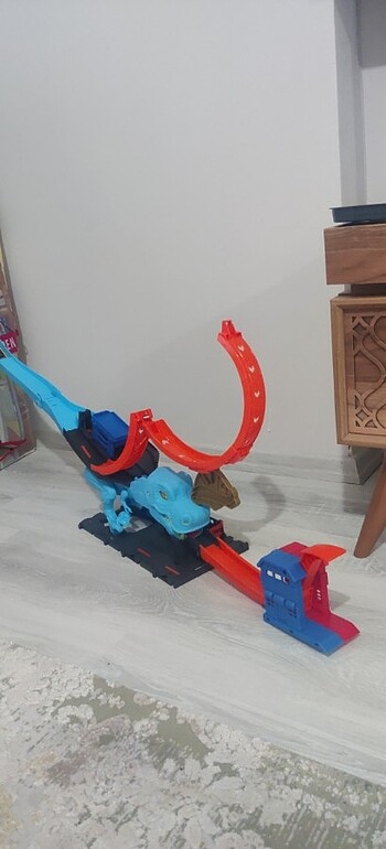 Hot wheels dinazorla mücadele yarış pisti 