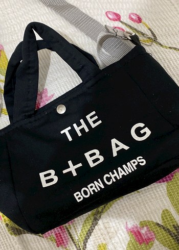 Siyah renkli üzerinde beyaz yazıları olan çanta - Görsel 2