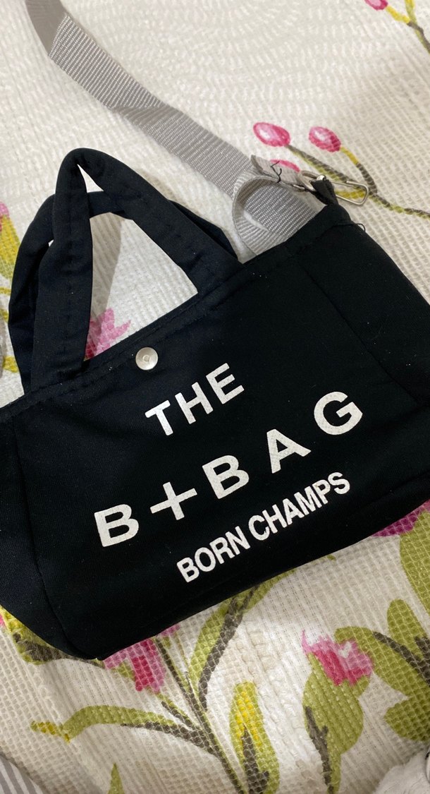 Siyah renkli üzerinde beyaz yazıları olan çanta - Görsel 2