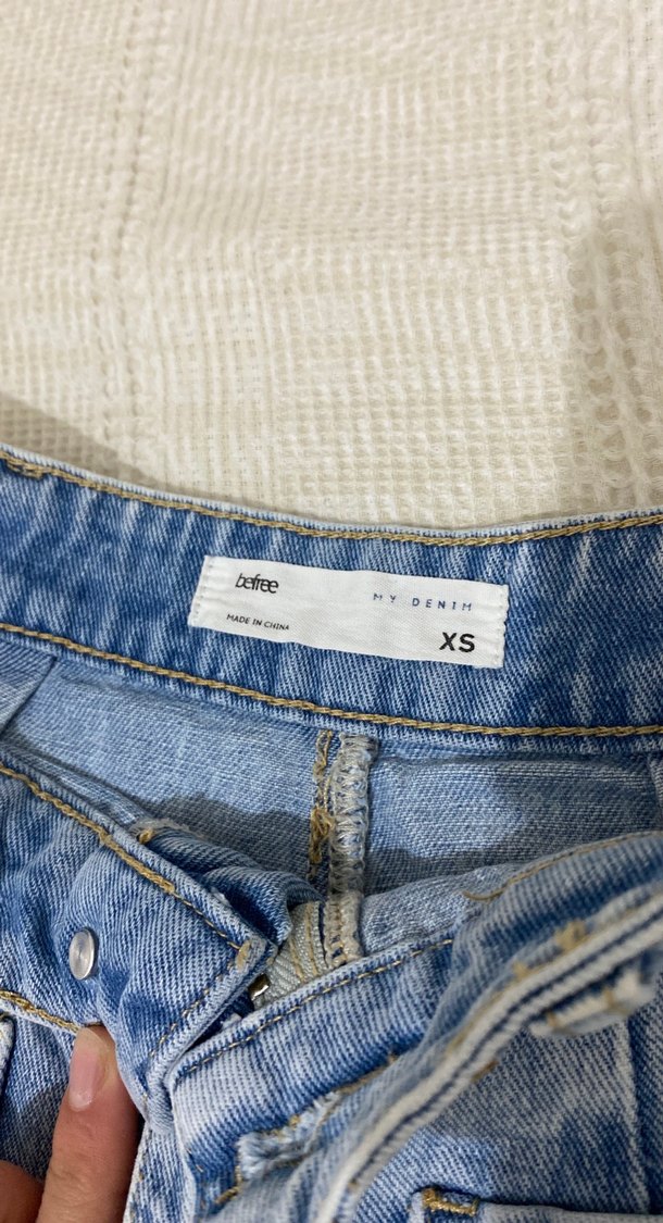 Düğmeli Mavi Bağlama Desenli Kot Şort - Görsel 2