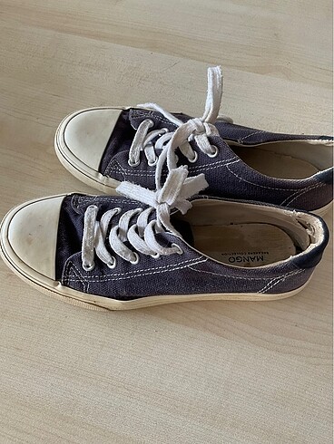 İki sneaker
