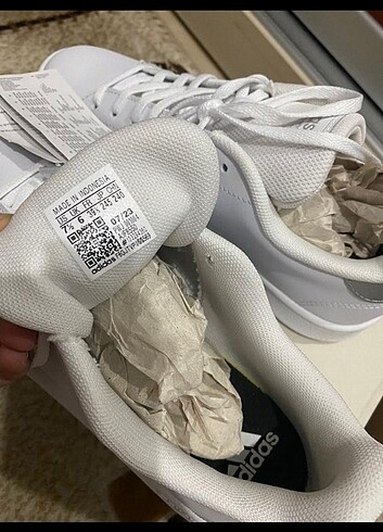 39 Beden beyaz Renk Adidas orijinal etiketli beyaz sneaker 39 numara