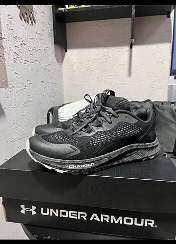 UNDER ARMOUR 