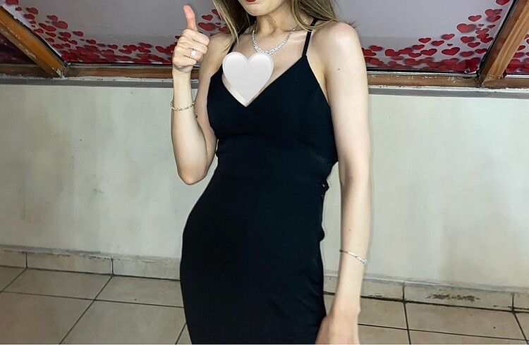 Siyah yırtmaçlı elbise