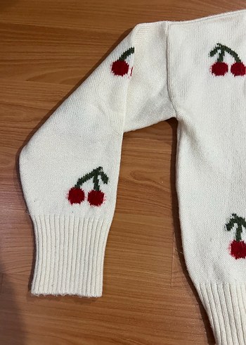 V Yaka Düğmeli Beyaz Kadın Hırka - Görsel 3