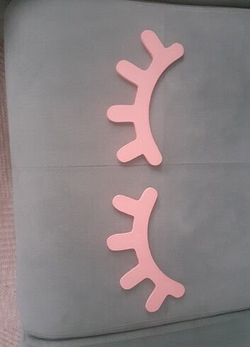 Pembe kirpik seklinde duvar aksesuarı
