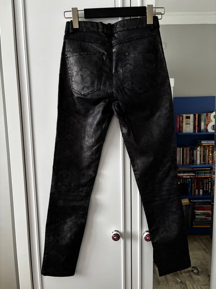 Siyah Deri Yılan Desenli Kadın Pantolon - Görsel 2