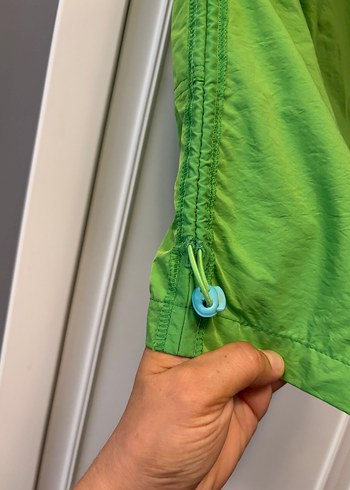 Beli Kemerli Parlak Yeşil şort - Görsel 4