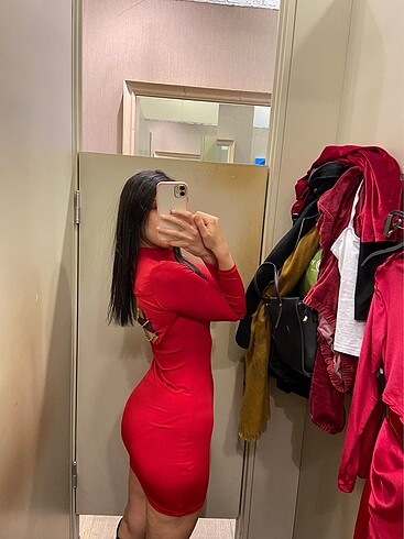Sırt dekolteli kırmızı elbise