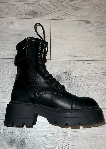 Siyah Deri Bağcıklı Yüksek Topuklu Gotik Kadın Botları - Görsel 2