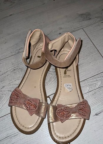 Kız Çocuk Parlak Kahverengi Tokalı Sandalet - Görsel 2