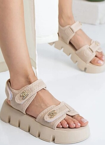 EN ÇOK TERCİH EDİLEN CHANEL SANDALET ?