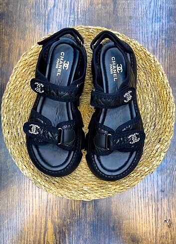 EN ÇOK TERCİH EDİLEN CHANEL SANDALET ?
